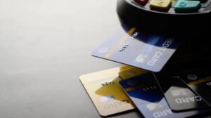 Benefícios Pouco Conhecidos dos Cartões de Crédito Que Podem Gerar Grande Economia
